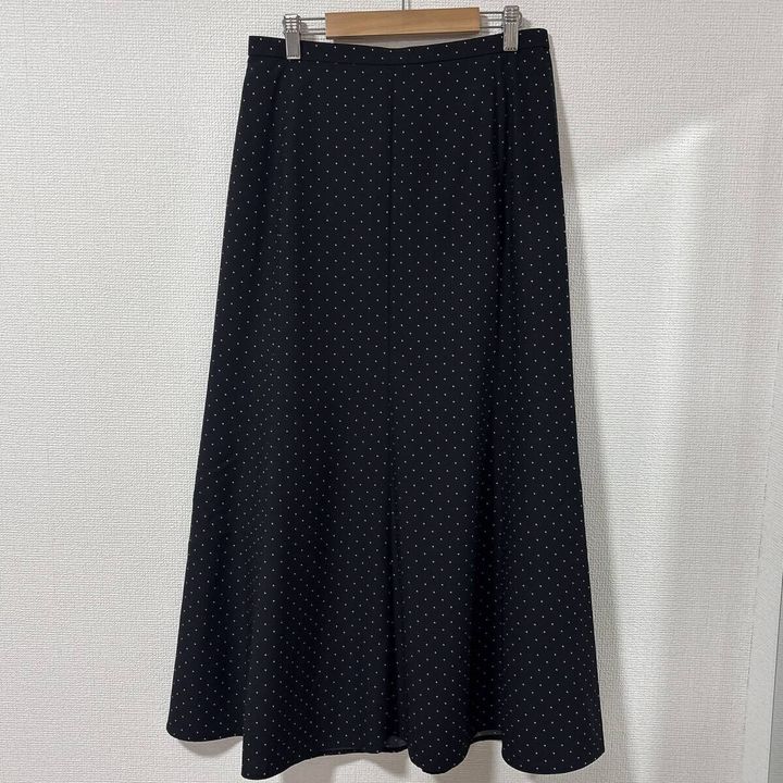 ユニクロのマーメイドマキシスカートドット柄ブラック正面ハンガー掛け
