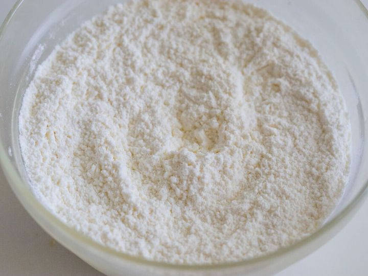 ボウルに入れた薄力粉とベーキングパウダーを混ぜた粉類
