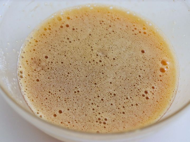 ボウルで卵と砂糖を混ぜ合わせた黄色い卵液