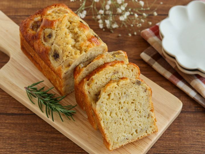 木のボードに並べたバナナケーキの全体とカット断面
