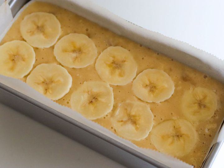 型に流した生地の上に輪切りバナナを並べた焼く前の状態