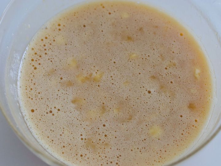 卵液に牛乳と米油とつぶしたバナナを加えた生地