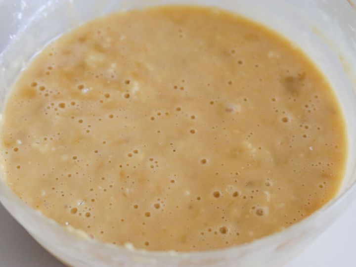 粉類を加えゴムベラで混ぜ合わせたケーキ生地