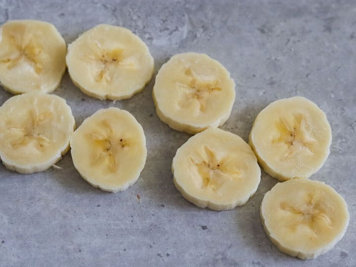 飾り用に輪切りにしたバナナを並べた俯瞰写真