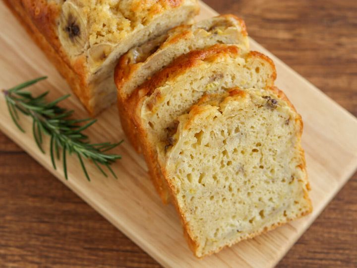 焼き上がったバナナケーキを木のボードでカットした断面