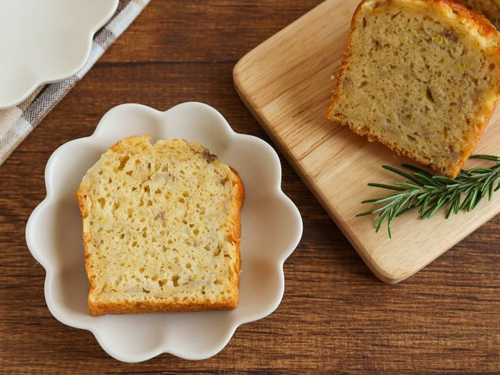 白い皿に盛りつけたバナナケーキ1切れとボード上の残り