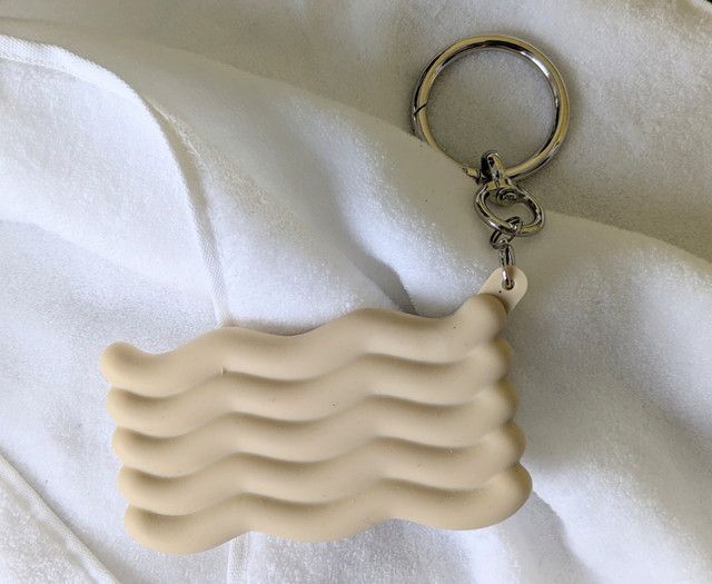 セルフケアブラシのキーチェーンパーツ。リングつきでバッグに取り付け可能