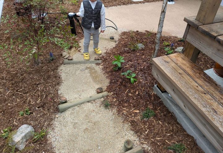 子どもと庭の水やり