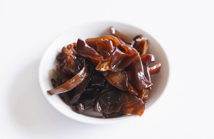 お皿に入ったきくらげの炒り煮