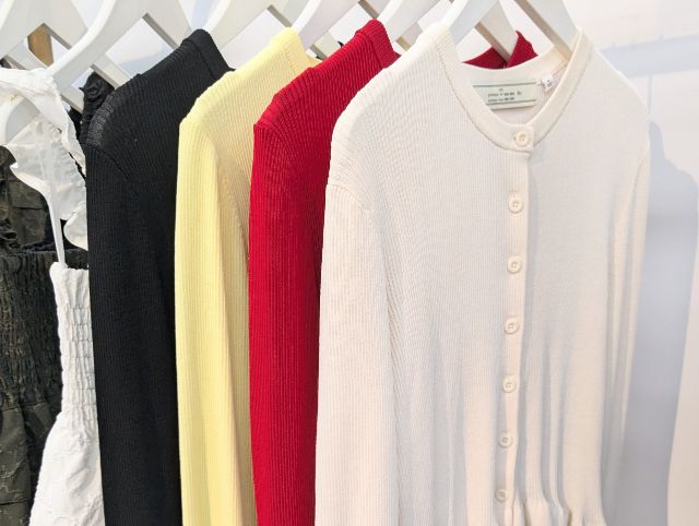 GU×rokhのリブフリルカーディガン(7分袖)を別アングルで撮影