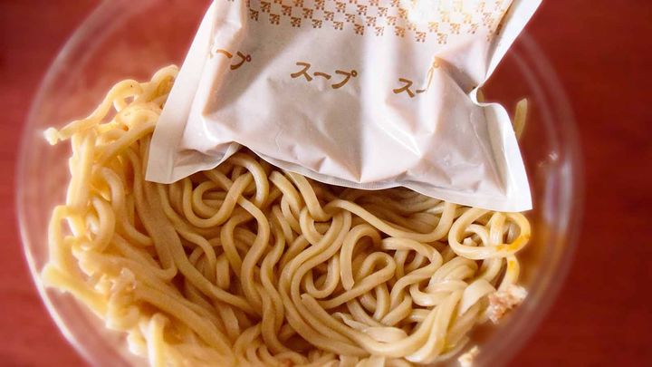 食べる前にスープと麺をしっかりとかき混ぜてからいただきます