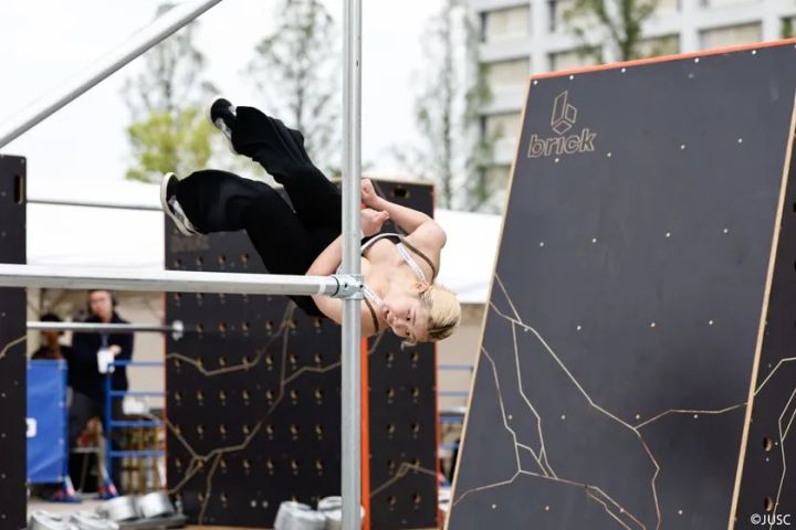 パルクール競技でダイナミックな動きを見せる選手