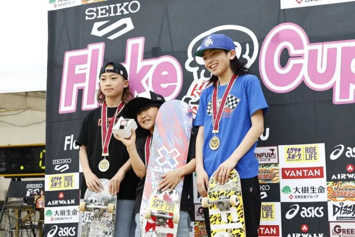 スケートボード競技で技を決める選手