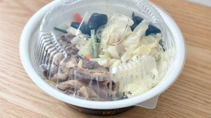 野菜もお肉も一緒に！4月14日発売【すき家】の「シャキうま塩野菜牛丼」は満足度高めの一杯