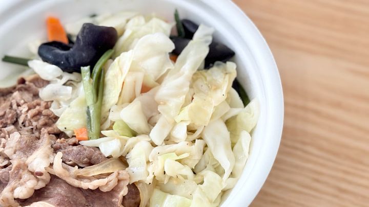 野菜もお肉も一緒に！4月14日発売【すき家】の「シャキうま塩野菜牛丼」は満足度高めの一杯