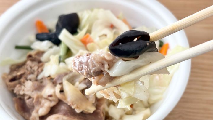 野菜もお肉も一緒に！4月14日発売【すき家】の「シャキうま塩野菜牛丼」は満足度高めの一杯