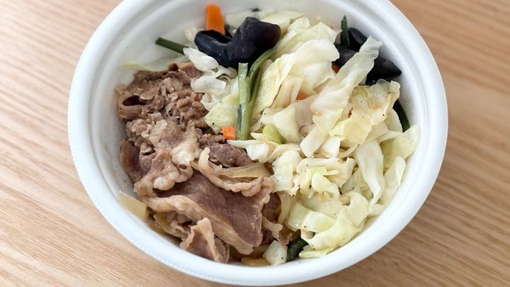 野菜もお肉も一緒に！4月14日発売【すき家】の「シャキうま塩野菜牛丼」は満足度高めの一杯