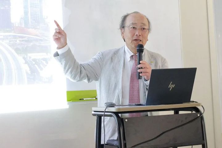 学校法人芝浦工業大学常務理事の木村雅一による特別講義の様子