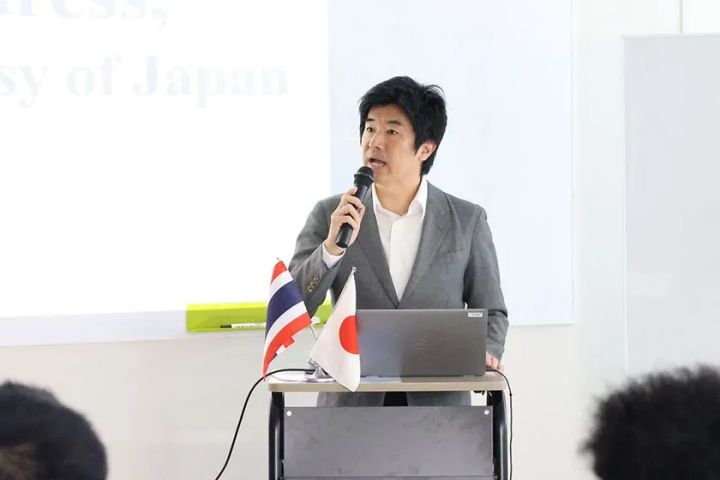 在タイ王国日本大使館一等書記官の谷村隆昌氏が挨拶する様子