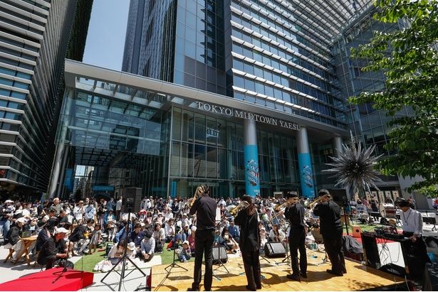 1階ガレリア前の歩道で開催される本格的な音楽演奏に、親子連れが集まる(過去開催時の様子)