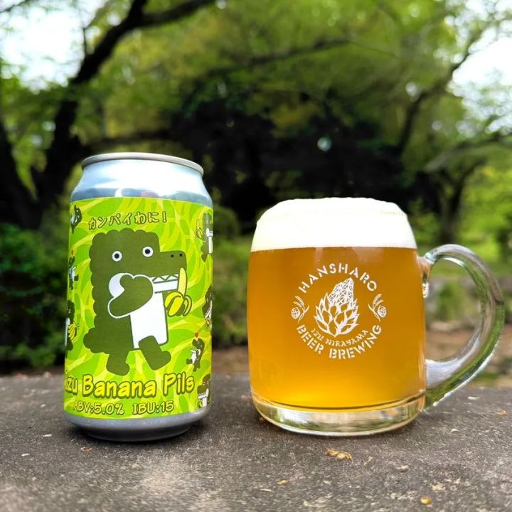 青いラベルデザインのIzu Banana Pils缶ビール