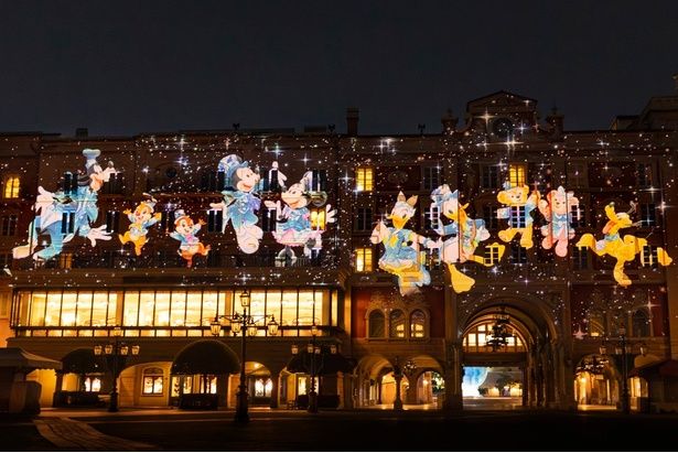 こちらも「スパークリング・ジュビリー・ナイト」のワンシーン。無数のきらめきに包まれて、ディズニーの仲間たちが登場！