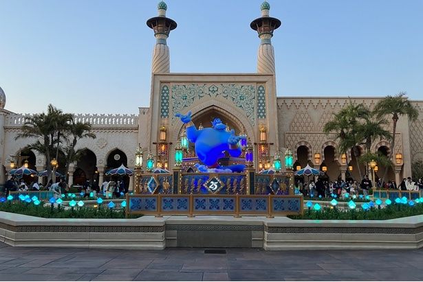 アラビアンコーストの中央広場にある“トラの噴水”が“ジーニーの噴水”に！25周年ならではの音楽が流れる中、ライトアップされる演出も