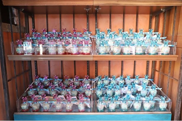 「リメンブランツェ」では、ピンクとブルーの「ジュビリーブルーメモリーズ」専用ボトルを販売