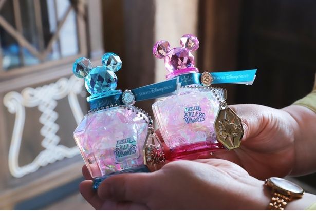 ボトルには、ミッキーマウスの横顔がデザインされたチャームが付いている