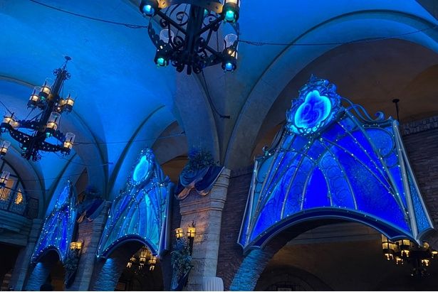 幻想的な夜のミラコスタ通り