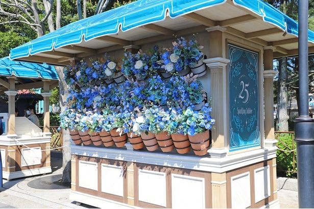 アメリカンウォーターフロントに期間限定で登場した「スパークリング・ジュビリーワゴン」。「ミッキーマカロン(ホワイトチョコ)」(650円)を販売するこちらのワゴンは、ジュビリーブルーの花々で華やかにデコレーション