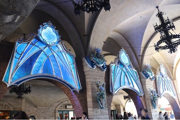 ミラコスタ通りを彩るジュビリーブルーのデコレーションは、立ち止まって眺めたくなる美しさ。光が動く演出も！