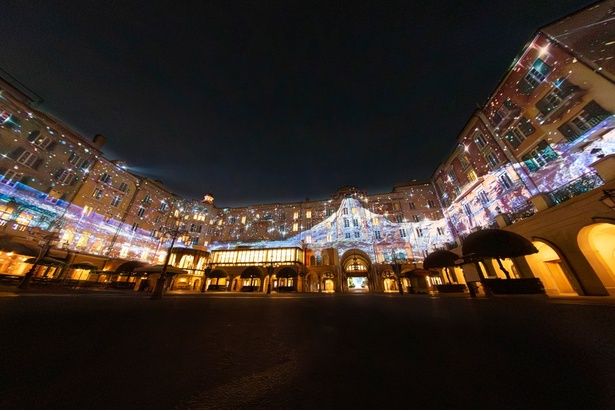 感動必至の環境演出「スパークリング・ジュビリー・ナイト」。プロメテウス火山など、パークの風景が次々と映し出される場面も