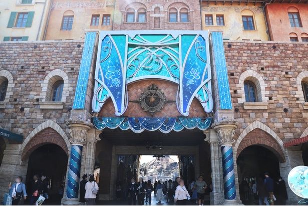 ミラコスタ通りの入り口も祝祭感たっぷり！