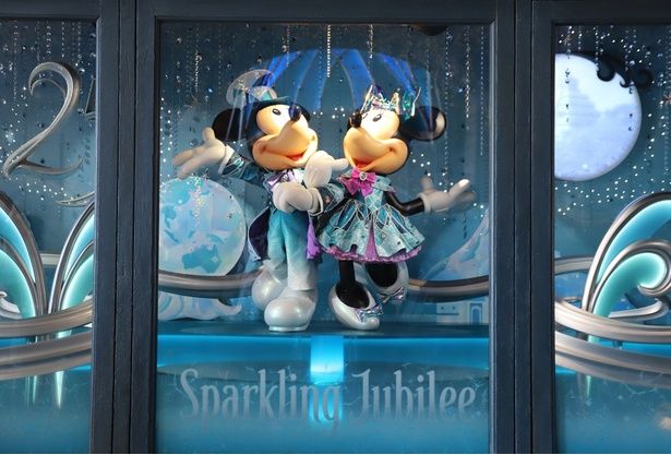 メディテレーニアンハーバーにあるパーク最大のショップ「エンポーリオ」のショーウィンドウ。こちらにも、25周年のコスチュームを着たミッキーとミニーの姿が！