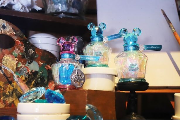 “ジュビリーブルーストーン”には「美しい海の情景を描いた、ある一人の画家に愛された石」というバックグラウンドストーリーがあり、「リメンブランツェ」の店内には画材も飾られている