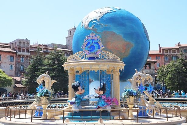 エントランスに設置されている、25周年を記念したミッキーマウスとミニーマウスのモニュメント。ジュビリーブルーとゴールドの華やかな装飾も見どころ