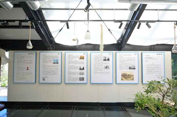 コッキング苑温室遺構内で行われている東京工芸大学とサムエル・コッキングの関わりを紹介するパネル展示