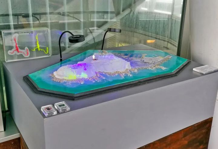 江の島シーキャンドル展望室内に展示された東京工芸大学の作品『Inside ENOSHIMAII』