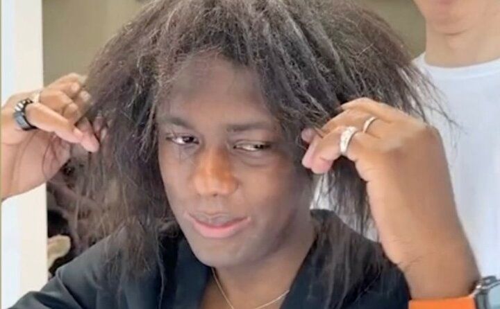 【写真・画像】黒人男性、日本での縮毛矯正ビフーアフターに驚きの声「こんななんの！？」「“一人TRF”みたい」 1枚目