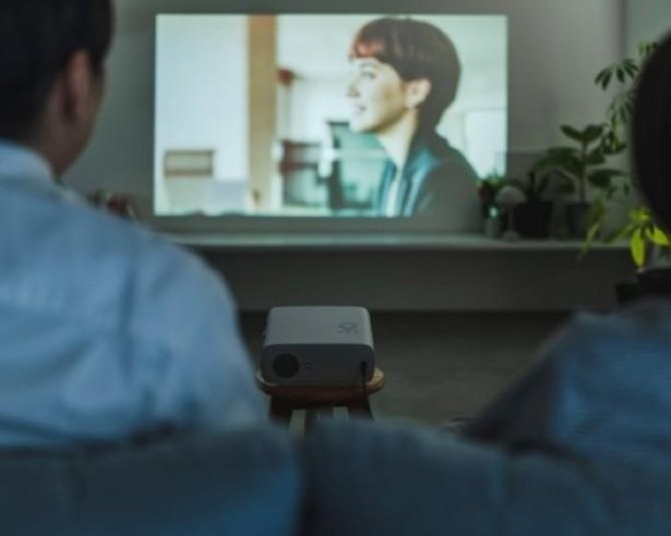 プロジェクターを設置すれば、いつもの部屋が一気にシアタールームへ (C)Graphs / PIXTA