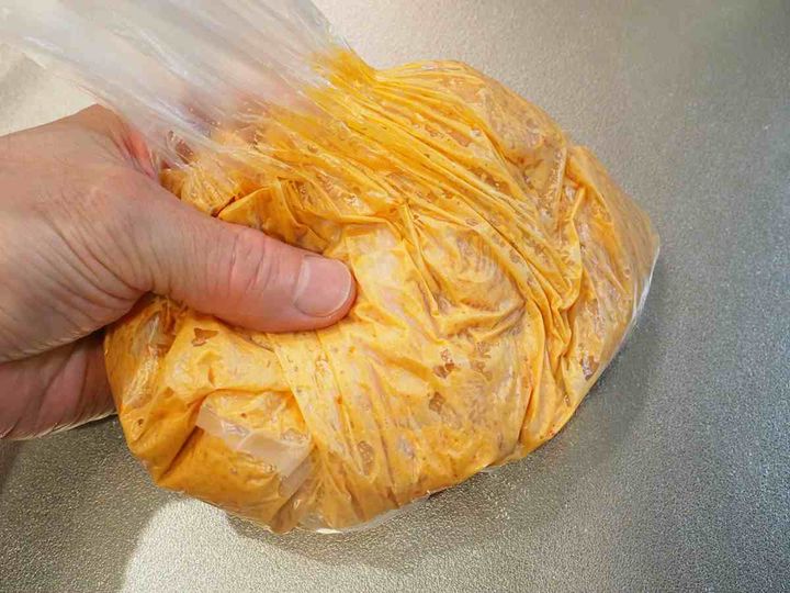 鶏むね肉のピリ辛マヨ味噌漬け焼き