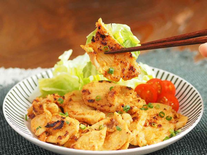 鶏むね肉のピリ辛マヨ味噌漬け焼き