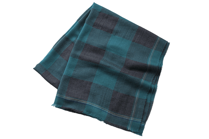 〈ジョンストンズ オブ エルガン〉の大判ストール