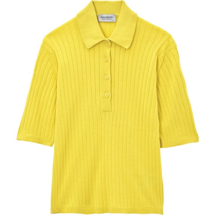 落ち着いたトーンのイエローが上品。すっきりとしたリブタイプでスタイルアップも叶う。ニットポロ￥58,300（ジョン スメドレー／リーミルズ＆カンパニー）