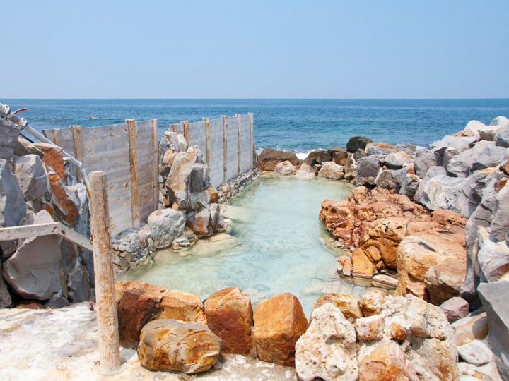 和歌山県の「白浜温泉」は日本三古湯の1つに数えられる歴史ある名湯です。1300年以上の歴史を誇り、美しい白良浜やアドベンチャーワールドなど観光名所も充実。多彩な泉質とオーシャンビューの絶景、クエなどの絶品グルメがそろう関西屈指のリゾート地です。