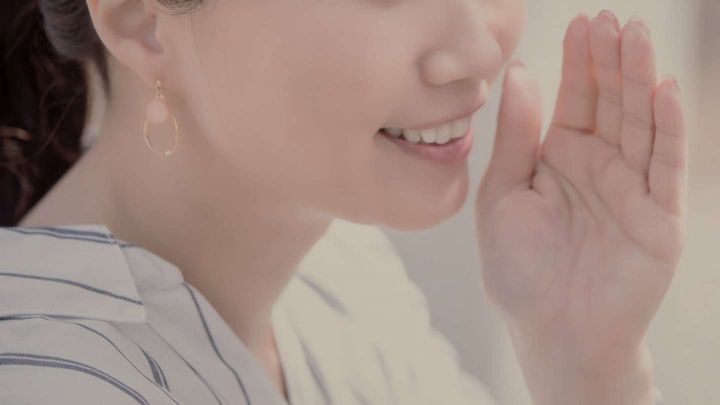 お酒を運んできたママは...（画像はphotoAC）