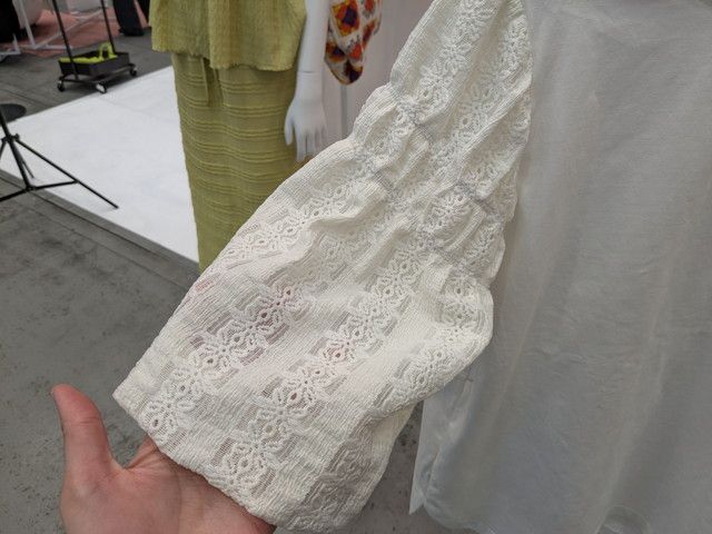 刺繍トップスの袖部分