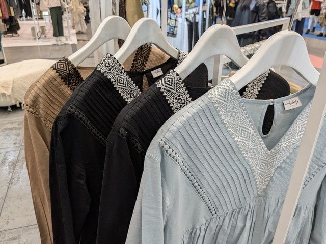 キャンブリック刺繍ワンピースのカラバリ