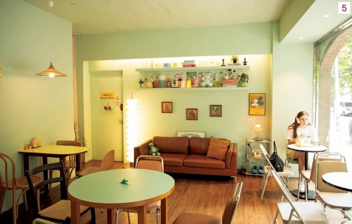 4･5.70年代のティーンの部屋をイメージしたという店内はガーリーで乙女心を刺激。毎日新しいケーキが登場するので何度でも通いたい。